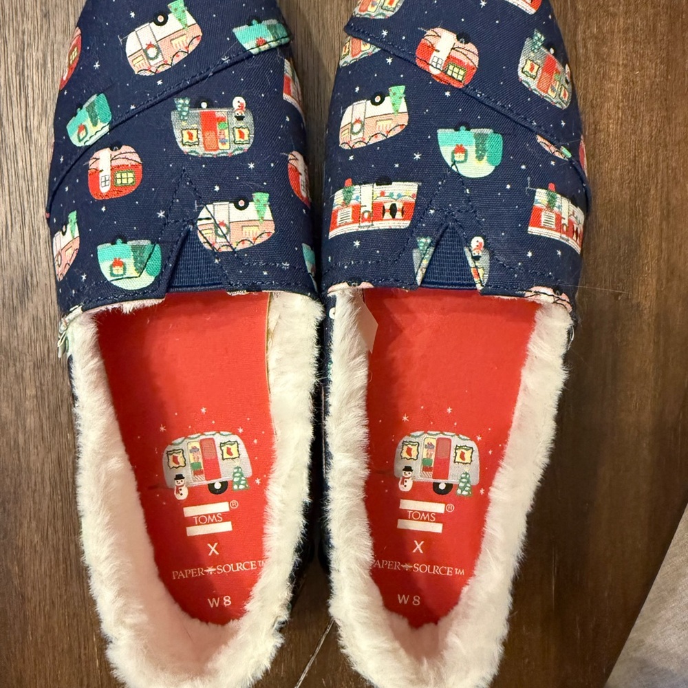 Women’s 8 NWOT Christmas TOMS